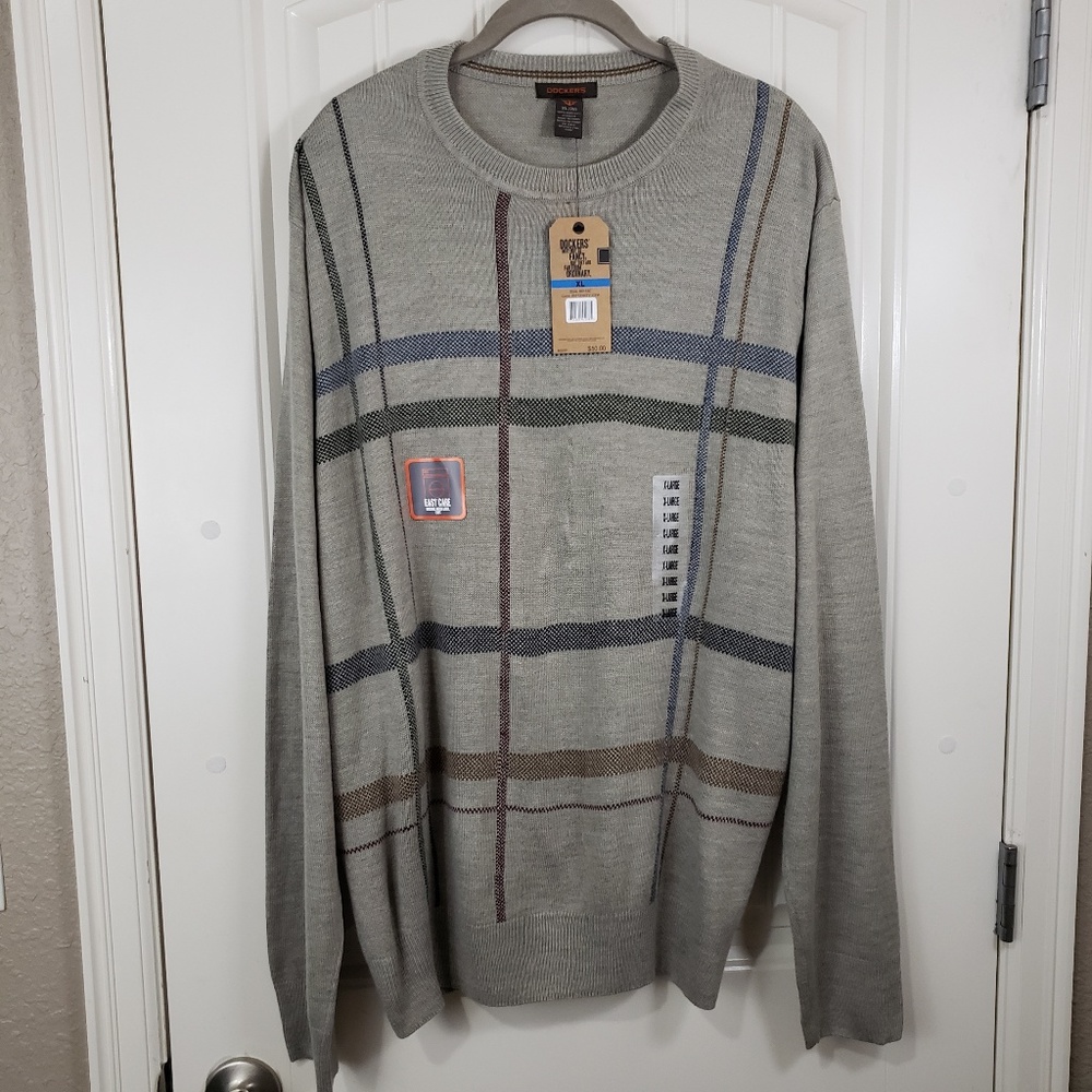 Dockers Men's Gray Wide Plaid Crew Neck Sweater